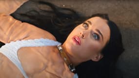 Katy Perry dans le clip de "Woman's World"