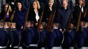 Le chancelier sortant Olaf Scholz, le président du Bundestag Baerbel Bas et plusieurs de ses ministres lors d'une cérémonie en l'honneur des soldats des forces armées allemandes Bundeswehr déployés au Mali, devant le ministère allemand de la Défense à Berlin (Allemagne), le 11 avril 2024. (Photo d'illustration)