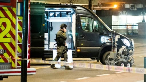 Un policier près d'un robot démineur après la découverte d'un engin suspect ressemblant à une bombe, le 8 avril 2017 à Oslo, en Norvège