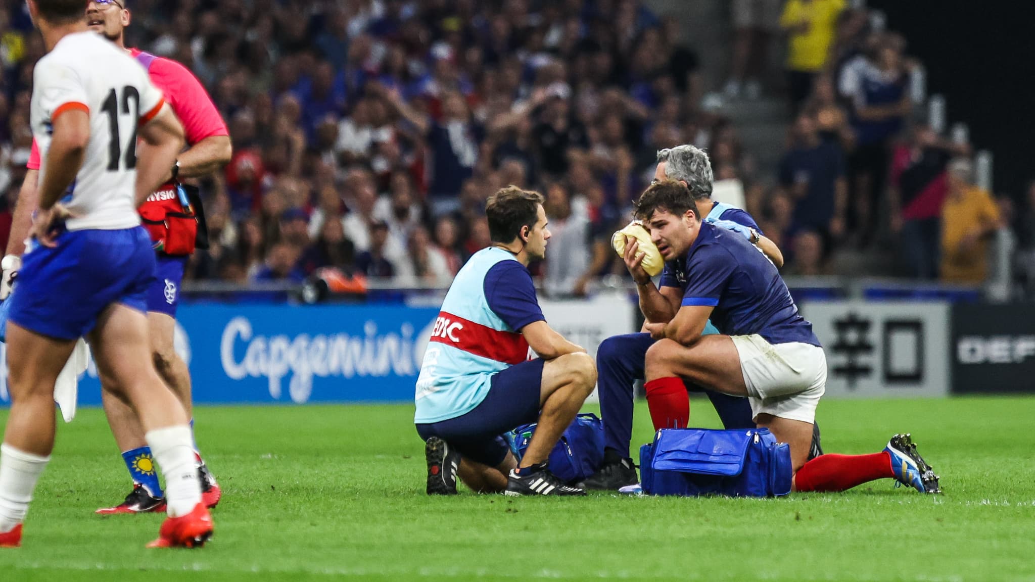 Antoine Dupont pose une poche de glace sur son visage, sérieusement touché lors du match de Coupe du monde Frane-Namibie (96-0), le 21 septembre 2023
