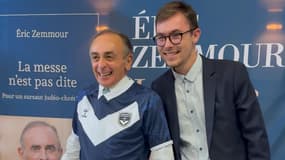 Eric Zemmour pose avec le maillot des Girondins de Bordeaux aux côtés d'un sympathisant 