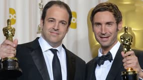 Malik Bendjelloul et Simon Chinn célèbrent leur victoire pour le meilleur documentaire lors de la cérémonie des Oscars.