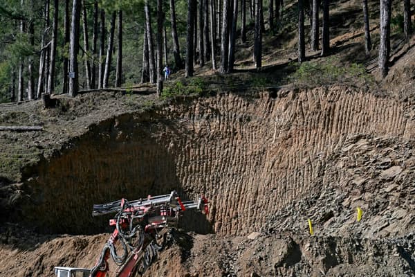 Le site de forage d'un puits vertical au-dessus du tunnel routier en construction de Silkyara, quelques jours après son effondrement dans le district d'Uttarkashi de l'État indien de l'Uttarakhand, le 21 novembre 2023.