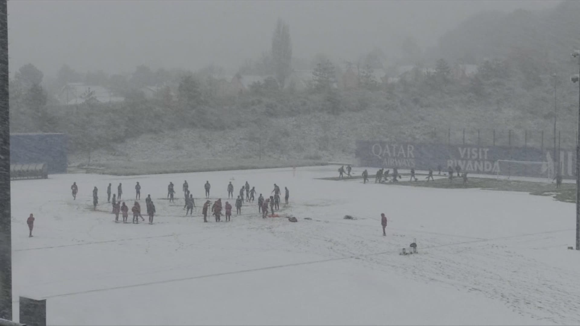 Les joueurs du PSG s'entrainent sous la neige le 21 novembre 2024.