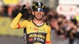 Christophe Laporte, vainqueur de la première étape de Paris-Nice devant ses coéquipiers de chez Jumbo, le Slovène Primoz Roglic (d) et le Belge Wout van Aert, le 6 mars 2022 à Mantes-la-Ville