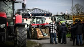 Manifestation d'agriculteurs devant une fromagerie appartenant au groupe Lactalis, à Bouvron, en Loire-Atlantique, le 18 janvier 2024