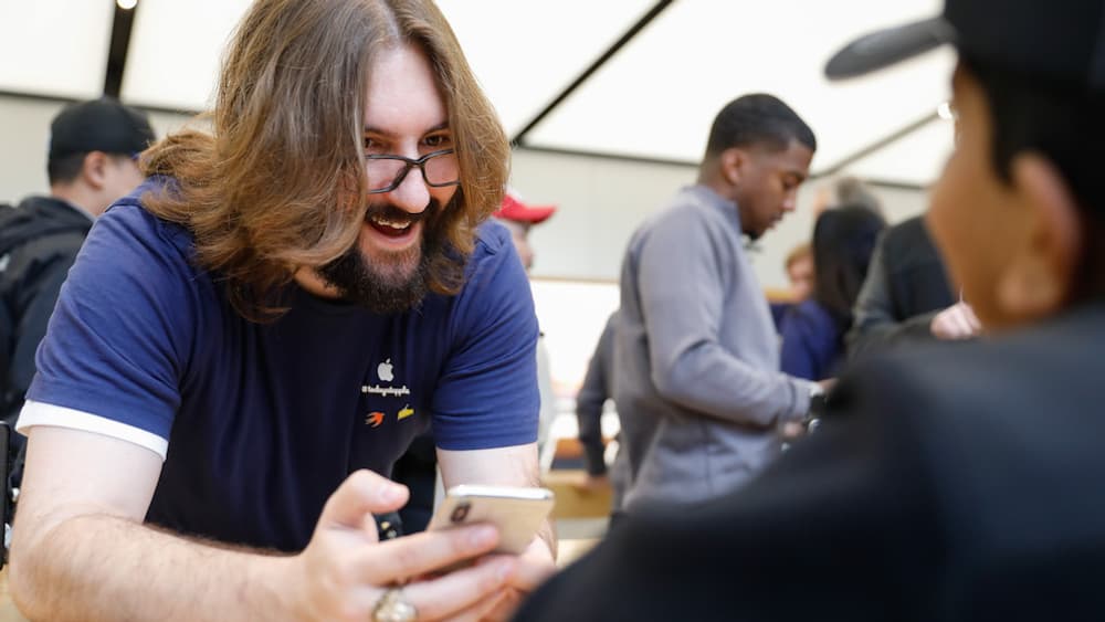 Un vendeur dans un Apple Store