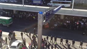 Manifestation contre le décret anti-immigration de Trump à l'aéroport de Los Angeles - Témoins BFMTV