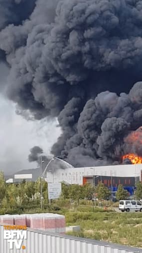 Les images du spectaculaire incendie d’un entrepôt de pneus à Valence