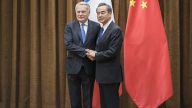 Le ministre chinois des Affaires étrangères Wang Yi (d) et son homologue français Jean-Marc Ayrault, le 14 avril 2017 à Pékin