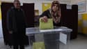 Une femme vote pour le premier tour de la présidentielle à Ankara en Turquie, le 14 mai 2023