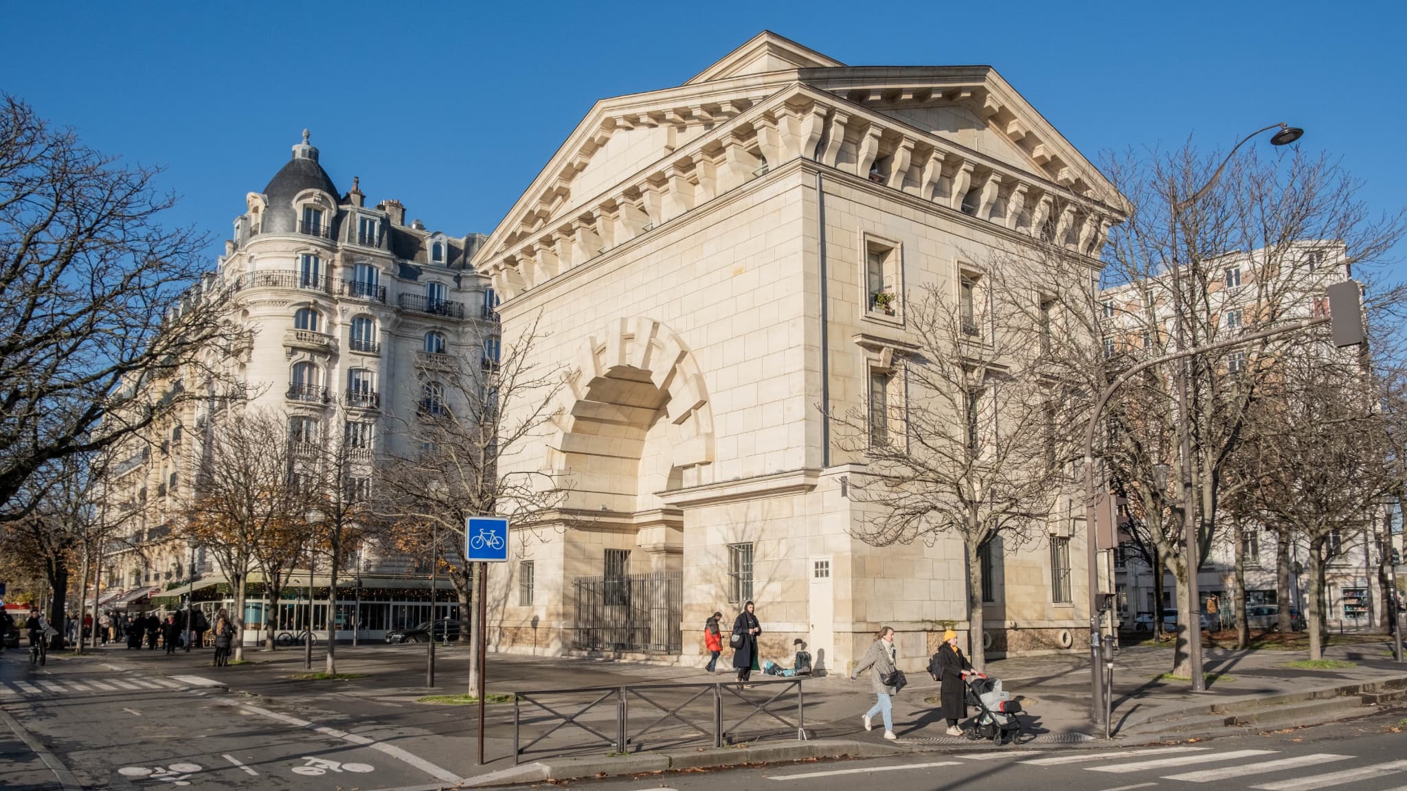 L'un des deux pavillons d'octroi de l'avenue de Trône à Paris. L'un des deux pavillons d'octroi de l'avenue de Trône à Paris.