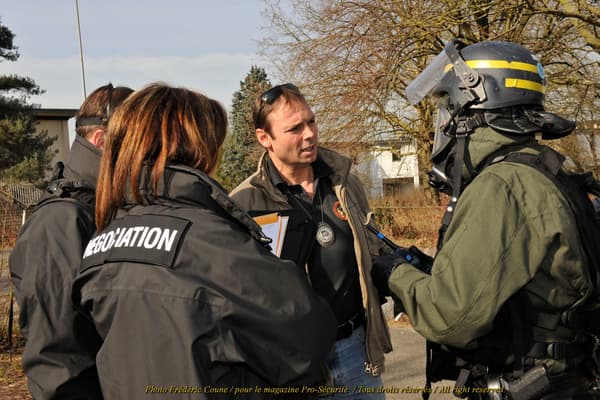 Lors des négociations, Christophe Caupenne travaille en équipe Lors des négociations, Christophe Caupenne travaille en équipe