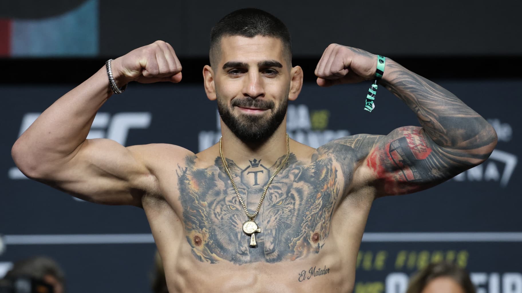 https://images.bfmtv.com/XHl97xy1kUZdVk9AwHfakjlQMM0=/151x40:1975x1066/images/Ilia-Topuria-avant-son-combat-contre-Charles-Oliveira-a-l-UFC-le-28-juin-2025-2105501.jpg