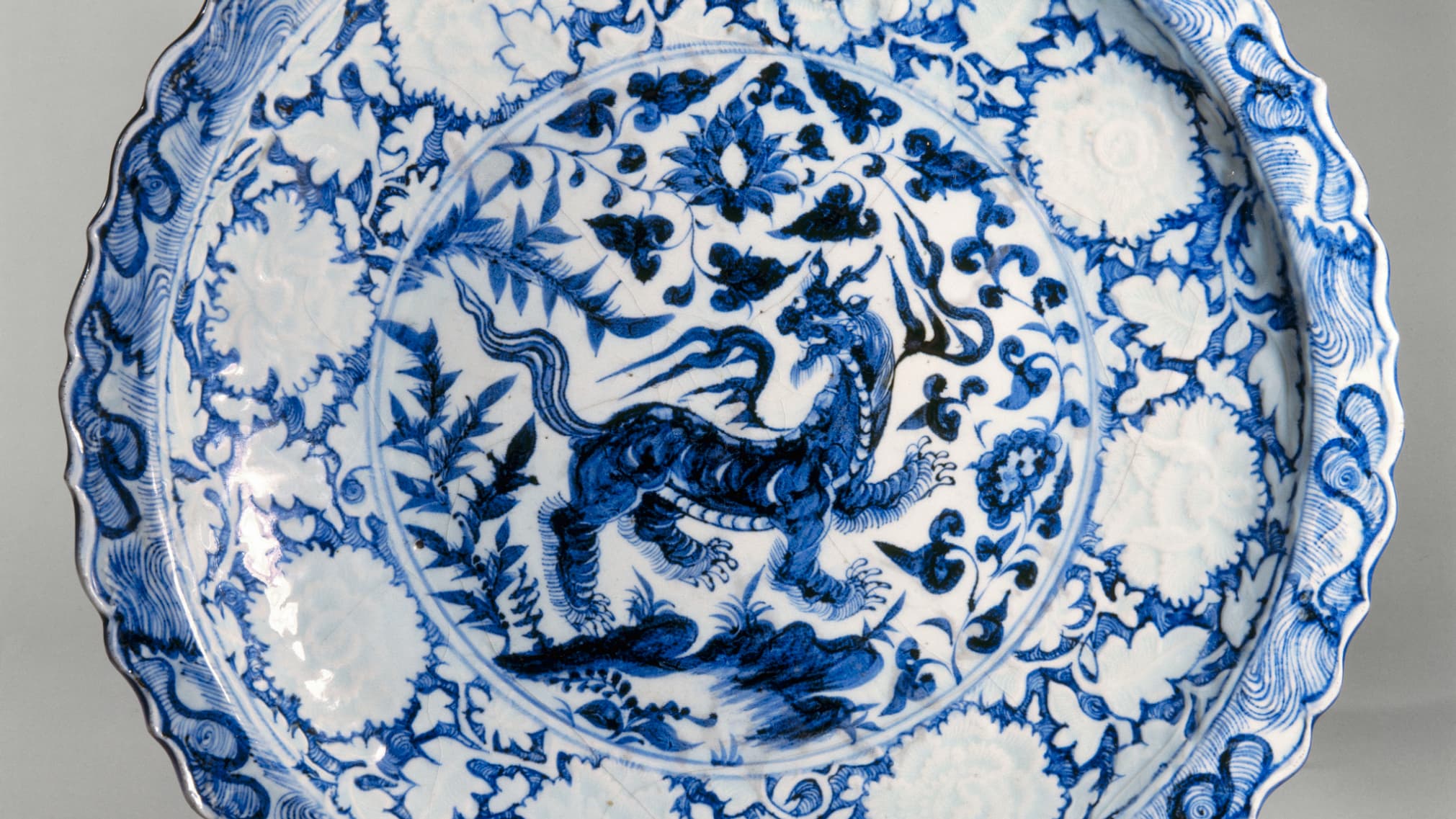Plat au "baizi" à décor bleu et blanc