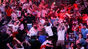 Les supporters anglais agglutinés les uns contre les autres fêtent le 2e but des Three Lions contre le Danemark à l'Euro, le 7 juillet 2021 à Wembley 