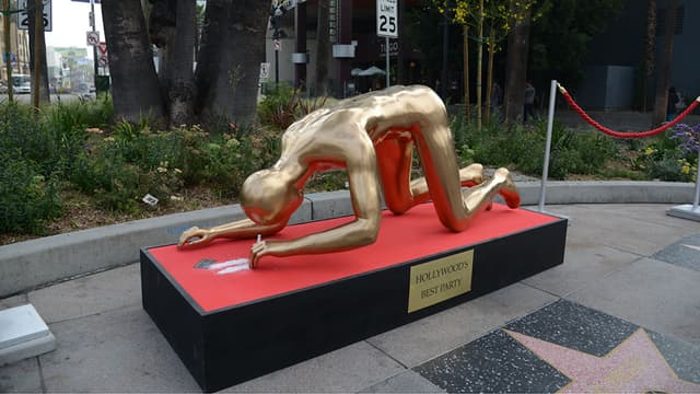 La statue, oeuvre de l''artiste Plastic Jesus, est exposée sur Hollywood Boulevard à Los Angeles.