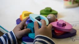 Des enfants jouent avec des outils pédagogiques dans une crèche de l'hôpital Saint-Louis à Paris, le 12 octobre 2018. Photo d'illustration