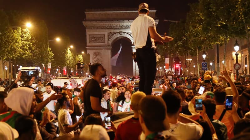 Des supporters de l'équipe d'Algérie sur les Champs-Élysées dimanche soir.