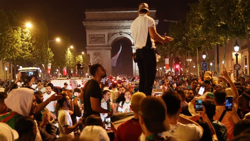 Des supporters de l'équipe d'Algérie sur les Champs-Élysées dimanche soir.