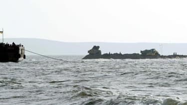 Cette photo du 23 octobre 2003 à Kertch montre la construction d'une digue qui reliera la mer d'Azov à la mer Noire.