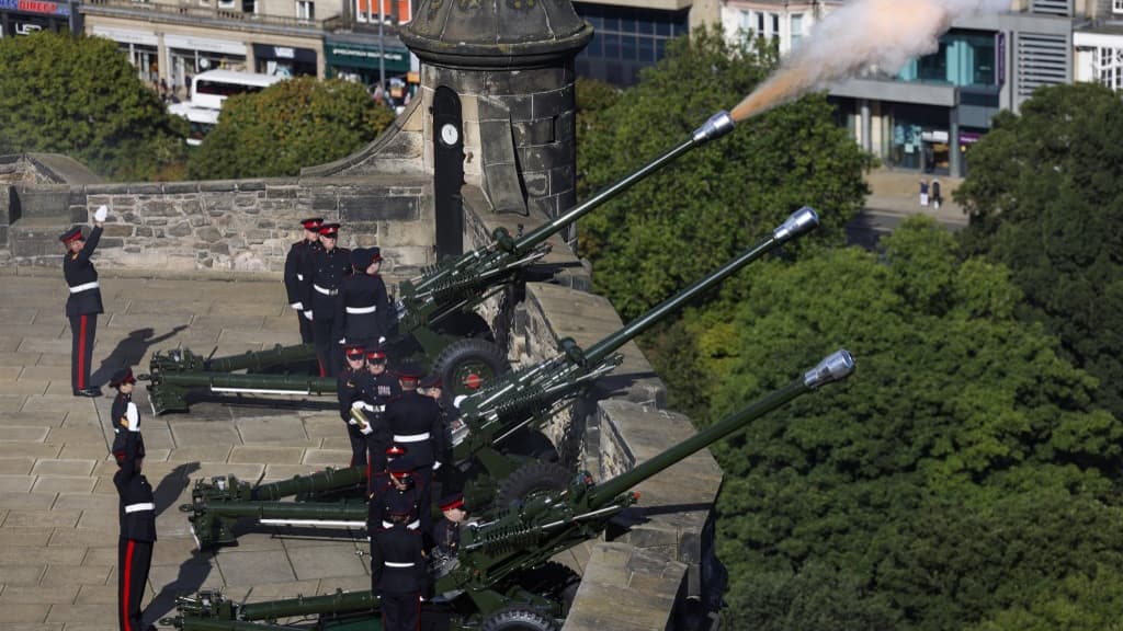 Le salut royal est tiré au château d'Édimbourg par le 105e régiment de l'artillerie royale, à l'occasion de la proclamation du roi Charles III, à Édimbourg, en Écosse, le 10 septembre 2022. Le salut royal est tiré au château d'Édimbourg par le 105e régiment de l'artillerie royale, à l'occasion de la proclamation du roi Charles III, à Édimbourg, en Écosse, le 10 septembre 2022.