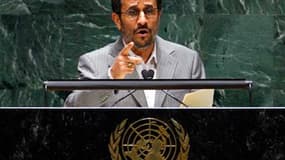 S'exprimant à l'ouverture d'une conférence des 189 signataires du Traité de non-prolifération nucléaire (TNP), le président iranien Mahmoud Ahmadinejad a réclamé lundi des sanctions contre tous les pays qui menacent de se servir de l'arme atomique, allusi