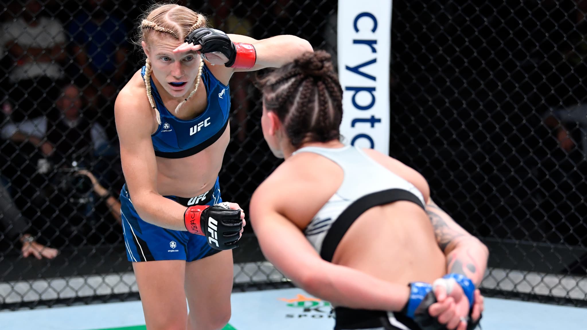Manon Fiorot (de face) lors de son troisième combat UFC contre Mayra Bueno Silva en octobre 2021