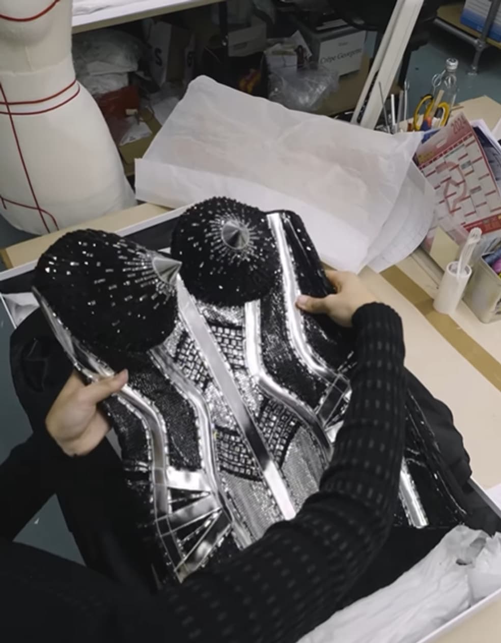 Pour sa derni?�re date ?� Paris, Madonna ?�blouit dans une tenue in?�dite sign?�e Jean Paul Gaultier