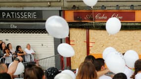 Un hommage a été rendu à Rouen aux victimes de l'incendie du bar "Au Cuba Libre" par des centaines de personnes devant l'établissement, le 11 août 2016.