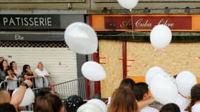 Un hommage a été rendu à Rouen aux victimes de l'incendie du bar "Au Cuba Libre" par des centaines de personnes devant l'établissement, le 11 août 2016.