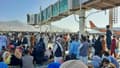 Des milliers d'Afghans ont envahi le tarmac de l'aéroport de Kaboul le 16 août 2021 pour tenter de fuir le pays à l'approche des talibans