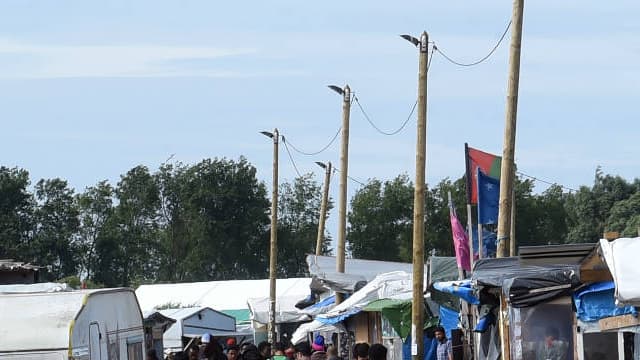 Une allée de la jungle de Calais le 15 juillet 2016.
