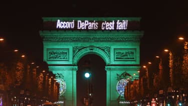 L'Arc de Triomphe, au soir de la signature de l'accord de Paris le 4 novembre 2016.