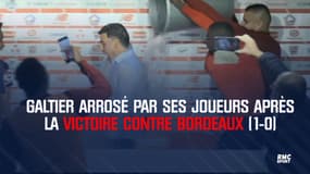 Galtier se fait arroser par ses joueurs après la victoire contre Bordeaux (1-0)