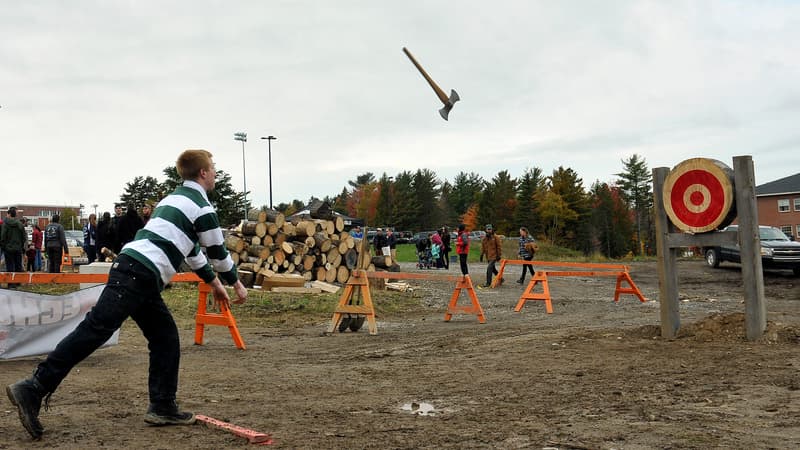 Un participant s'exerce au lancer de haches, octobre 2015. (Photo d'illustration)