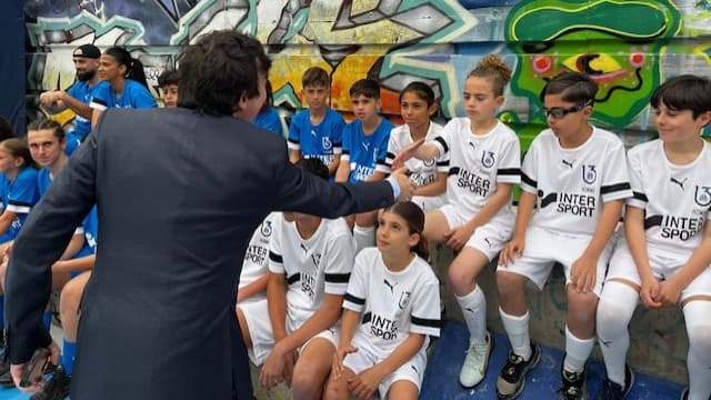 Pablo Longoria avec des jeunes pour l'inauguration d'un City Stade à Marseille, le 7 avril 2025 Pablo Longoria avec des jeunes pour l'inauguration d'un City Stade à Marseille, le 7 avril 2025