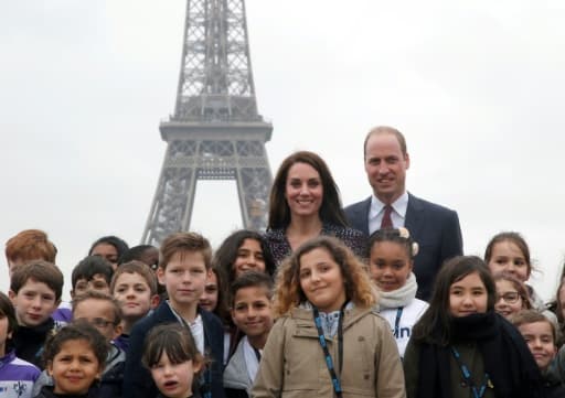 Le prince William et son épouse Kate avec des écoliers sur l'esplanade du Trocadéro qui fait face à la Tour Eiffel, le 18 mars 2017 à Paris