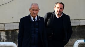 L'ex-maire de Toulon, Hubert Falco (g), et son avocat Me Thierry Fradet, arrivent au tribunal de Marseille, le 12 avril 2023