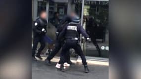 Le policier soupçonné d'avoir frappé un lycéen à Paris en marge d'une mobilisation contre la loi Travail sera jugé pour "violences volontaires". 