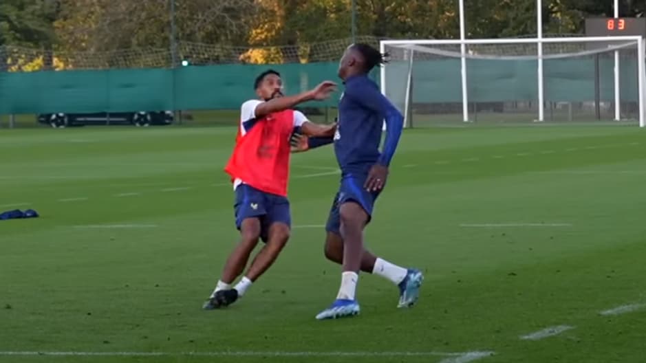 Gaël Clichy et Mathys Tel à l'entraînement avec l'équipe de France Espoirs, le 10 octobre 2023 Gaël Clichy et Mathys Tel à l'entraînement avec l'équipe de France Espoirs, le 10 octobre 2023