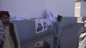 À Kaboul, les vendeurs de drapeaux talibans s'installent devant l'ambassade des États-Unis