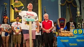 Joey "Jaws" Chestnut à la pesée officielle, 3 juillet à New York, avant le concours des gros mangeurs de hot-dogs.