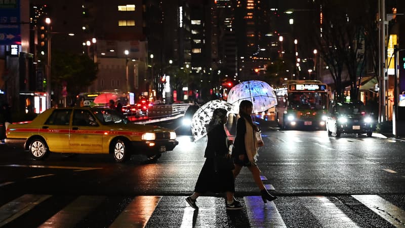 Des femmes marchant dans la rue au Japon. 