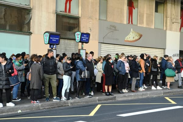 Des voyageurs attendent un bus à la gare Saint-Lazare à Paris le 10 novembre 2022, lors d'une grève Des voyageurs attendent un bus à la gare Saint-Lazare à Paris le 10 novembre 2022, lors d'une grève