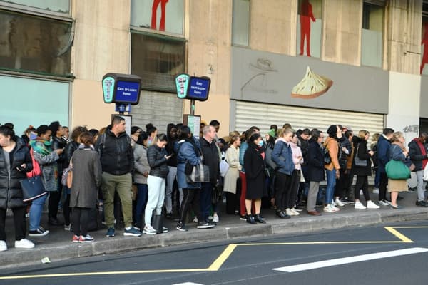 Des voyageurs attendent un bus à la gare Saint-Lazare à Paris le 10 novembre 2022, lors d'une grève