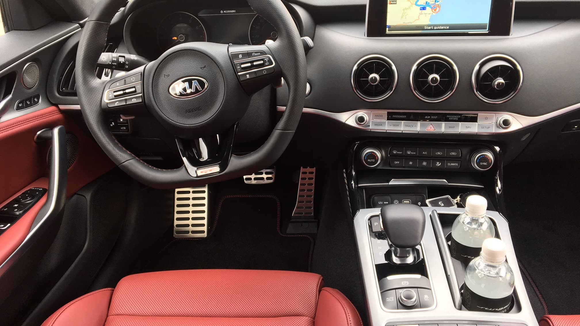 Dans cette Kia Stinger, le conducteur a facilement accès à toutes les commandes nécessaires... comme sur une voiture de circuit. 