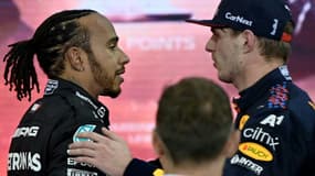 Le septuple champion du monde de Formule 1, le Britannique Lewis Hamilton, félicite le Néerlandais Max Verstappen, après sa victoire dans le Grand Prix d'Abou Dhabi et son 1er titre mondial, le 12 décembre 2021