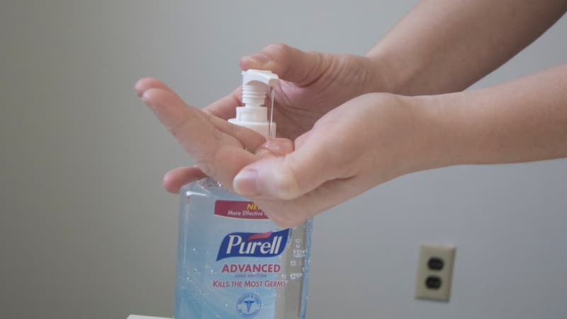 Une personne utilisant du gel hydroalcoolique.