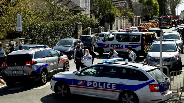 Abords du commissariat de Rambouillet peu après l'attaque terroriste le 23 avril 2021